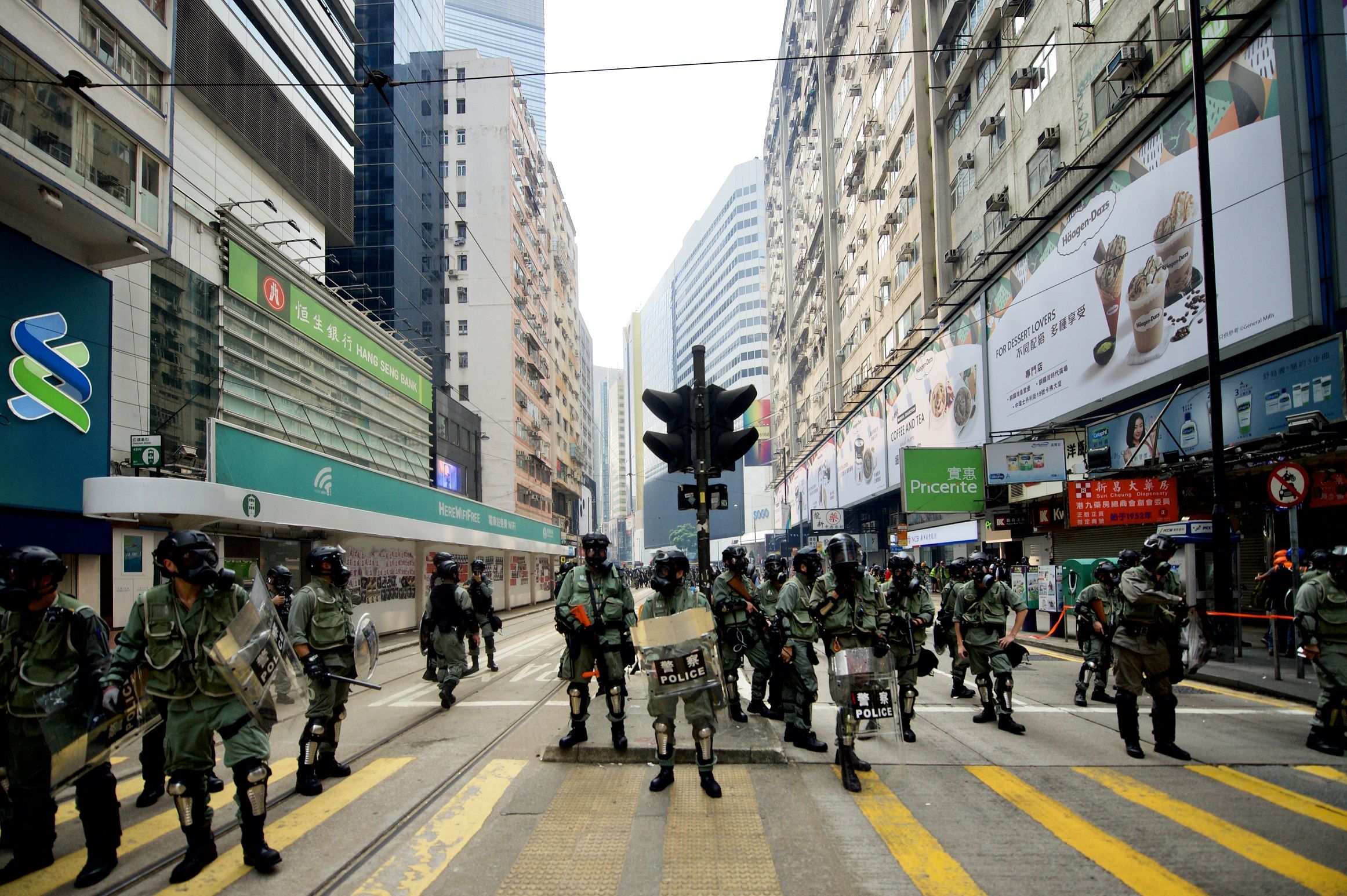 承压中的香港警察：以前太温顺，现在不过干了该干的事情