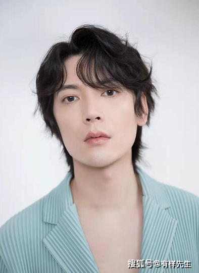 创作歌手简弘亦官宣结婚!妻子颜值很能打,两人