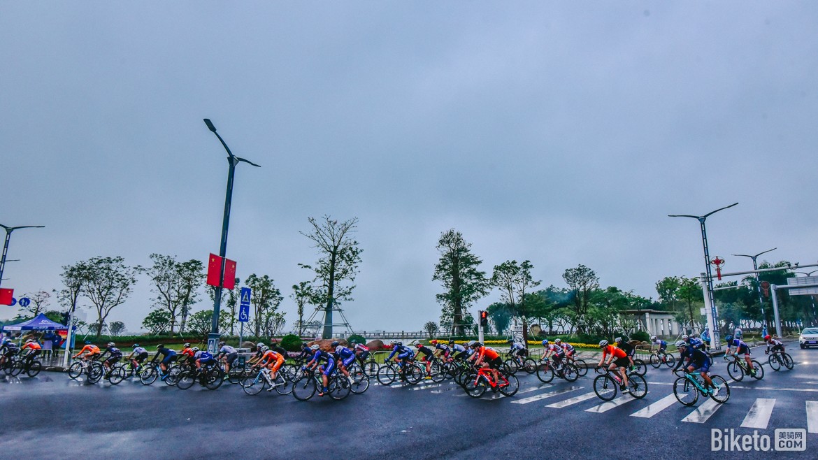 「美骑网BIKETO」妈祖脚下冷雨战 2019环大湾区自行车赛汕尾总决