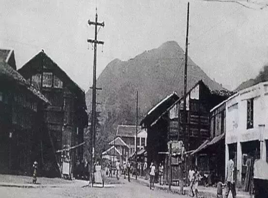 老城(60年代)湘江河遵义会议会址凤凰山红军烈士陵园,陵园坐北朝南,前