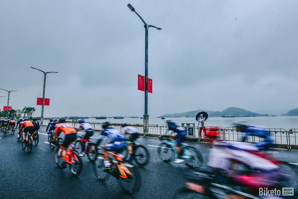 「美骑网BIKETO」妈祖脚下冷雨战 2019环大湾区自行车赛汕尾总决