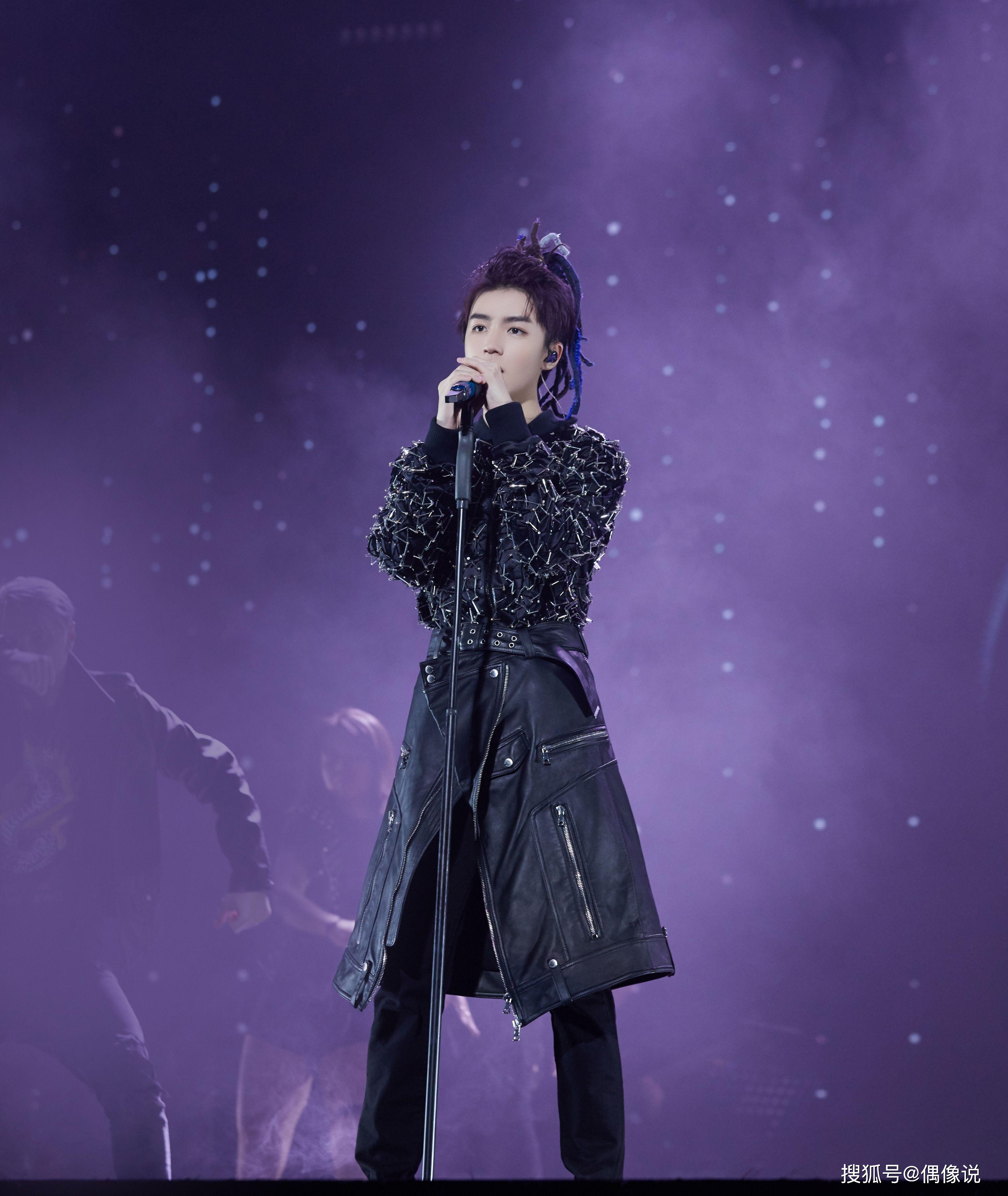 王俊凯跨年彩排现场发生意外,表演中途把耳返