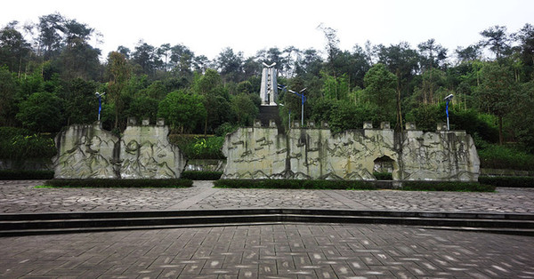 无数次上下南山，竟不知著名的“空军坟”已变成重庆空军抗战纪念园_墓碑