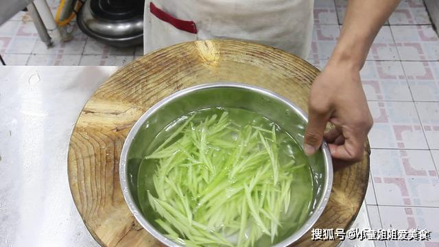 芹菜饺子馅的做法芹菜要焯水吗 f7f193a6e45a4e03a9d0b5209f9b8c3f.jpeg