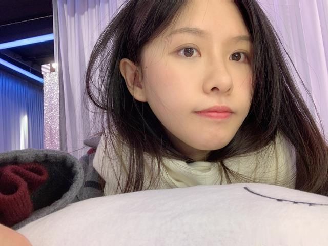 有一种美叫阿冷的俯枕睡淡妆素颜宛如初恋你惊艳到了没