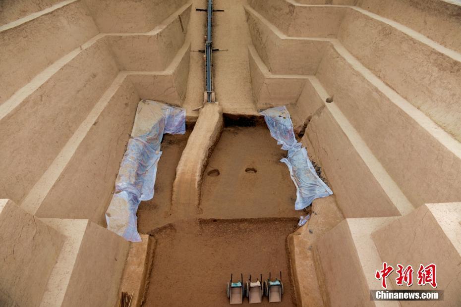 秦始皇陵陵西发现大型墓葬
