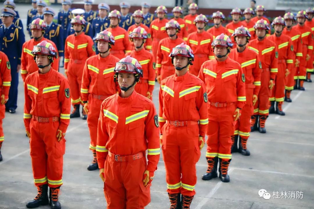 挂牌仪式在嘹亮的国歌声中正式开始,消防仪仗队员护卫着"中国消防救援