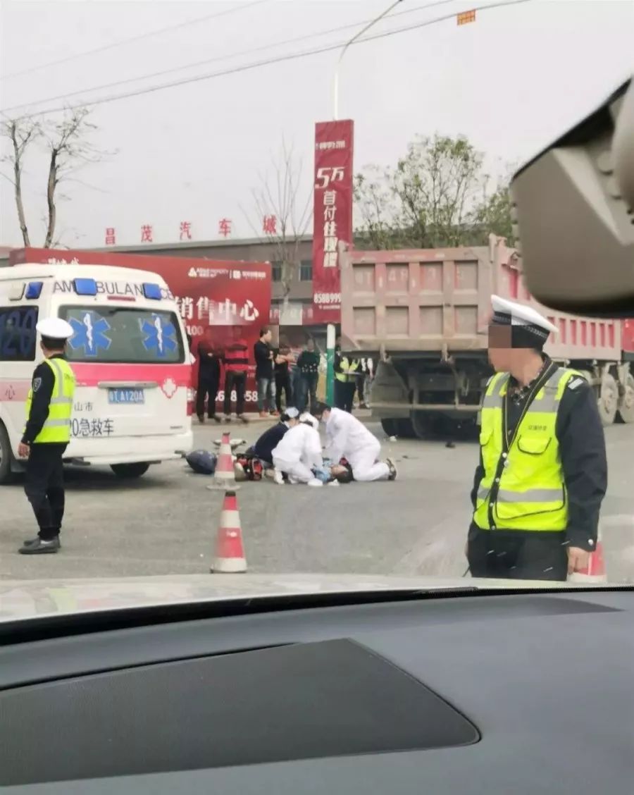 三乡城桂路发生严重事故,电动车被泥头车辗压破碎,一人当场身亡!