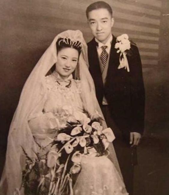 她23岁嫁首富豪门,千金散尽,靠卖油条再赚千亿