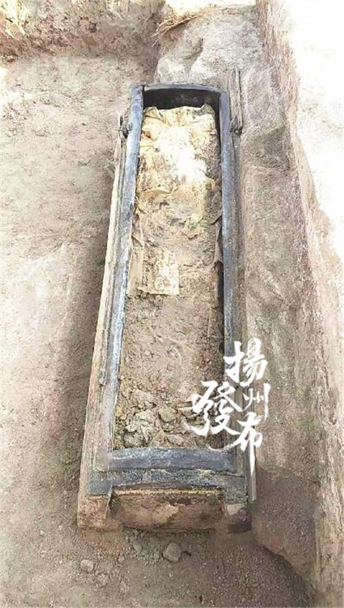 少见!扬州清代墓葬现完好丝织物,黄麻纸