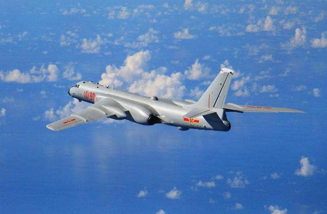 图为飞向远海的中国空军轰炸机