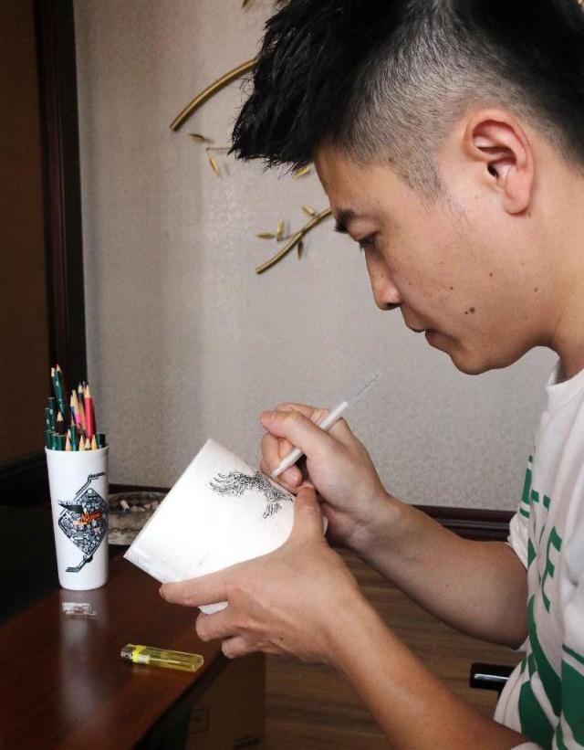 在卫生纸上画画,这个小伙一下子成为了网红