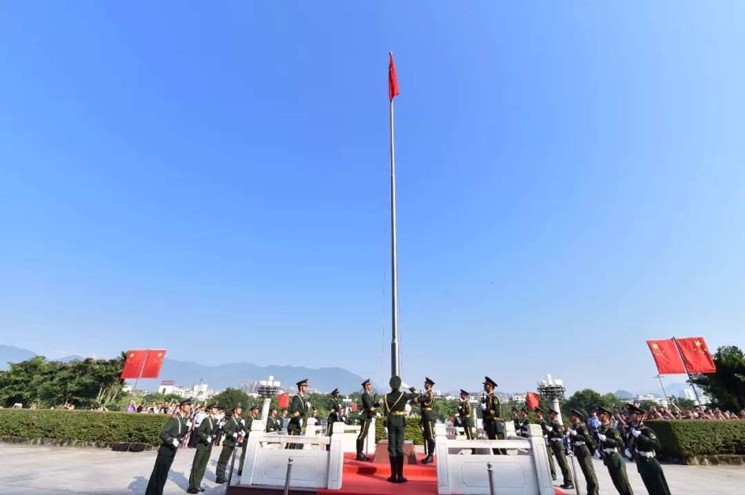升国旗简谱_升国旗简笔画