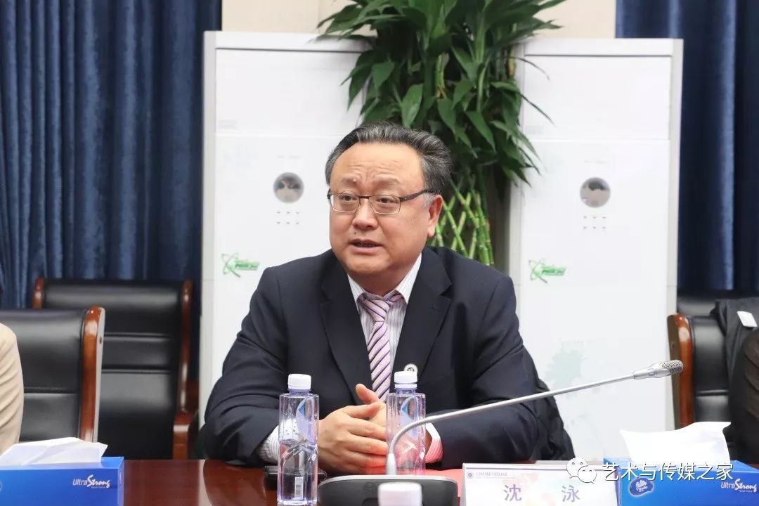 会后,家长们积极提问,学校广泛征集家长们的宝贵意见,校长助理沈泳点