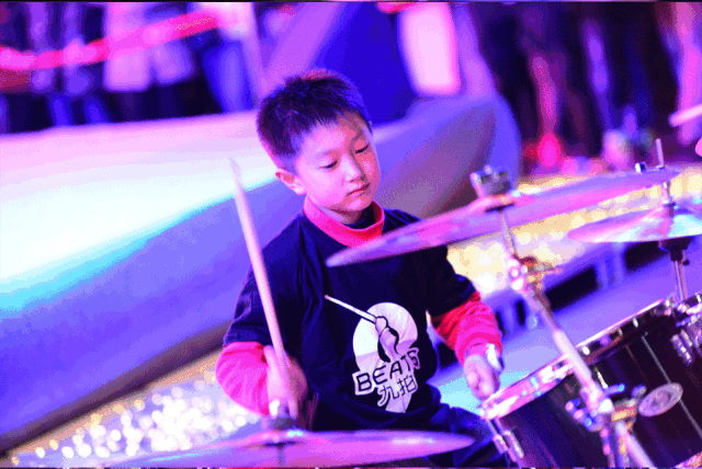 激情四射的吉他表演  精彩的晚会表演编织成这个夜晚最美丽的音符