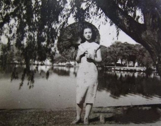 她23岁嫁首富豪门,千金散尽,靠卖油条再赚千亿