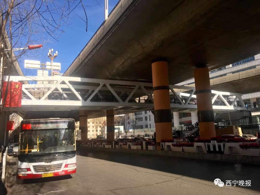 今天西宁两大医院门口过街通道人行天桥建成通行