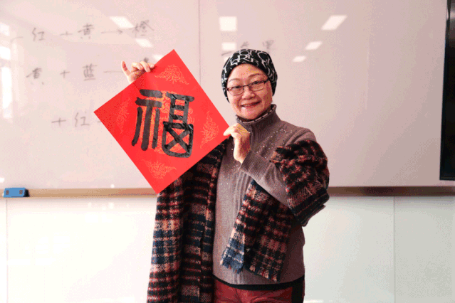 而被人们所喜爱,小时候对每家每户大门上形态各异的福字总是满心疑问