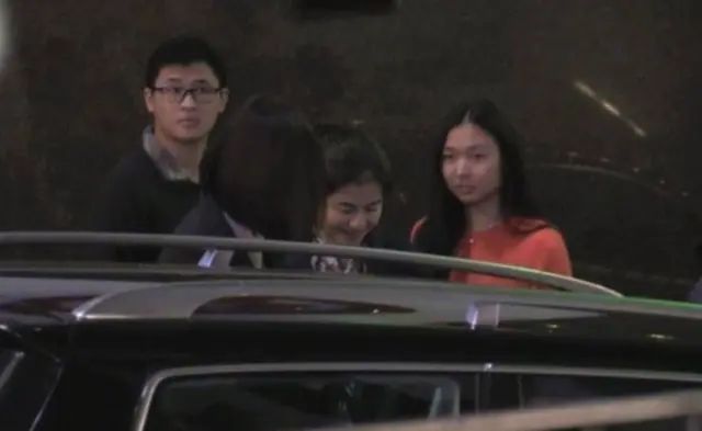 59岁钟楚红离开包装就不嫩了，素颜皮肤松弛的吓人，还说是少女？