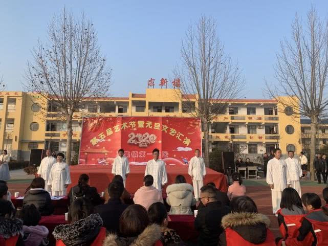 马集中学的冯彩霞等老师带来的《太极拳表演》学区教