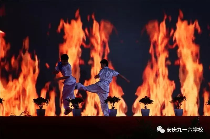 节 目:武术《中国魂》表演者:初二(13)班邢胤伟,初二(14)班虞文乐