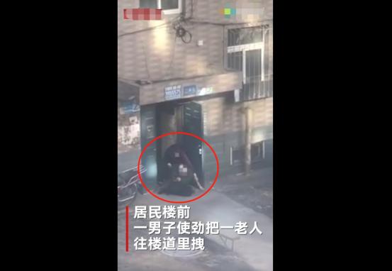 男子拖拽撕扯7旬母亲，连甩3个耳光，老母亲哭喊：救命！打人了