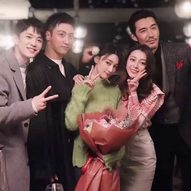 迪丽热巴张馨予热抱玩亲亲,两女神同框养眼cp感好强