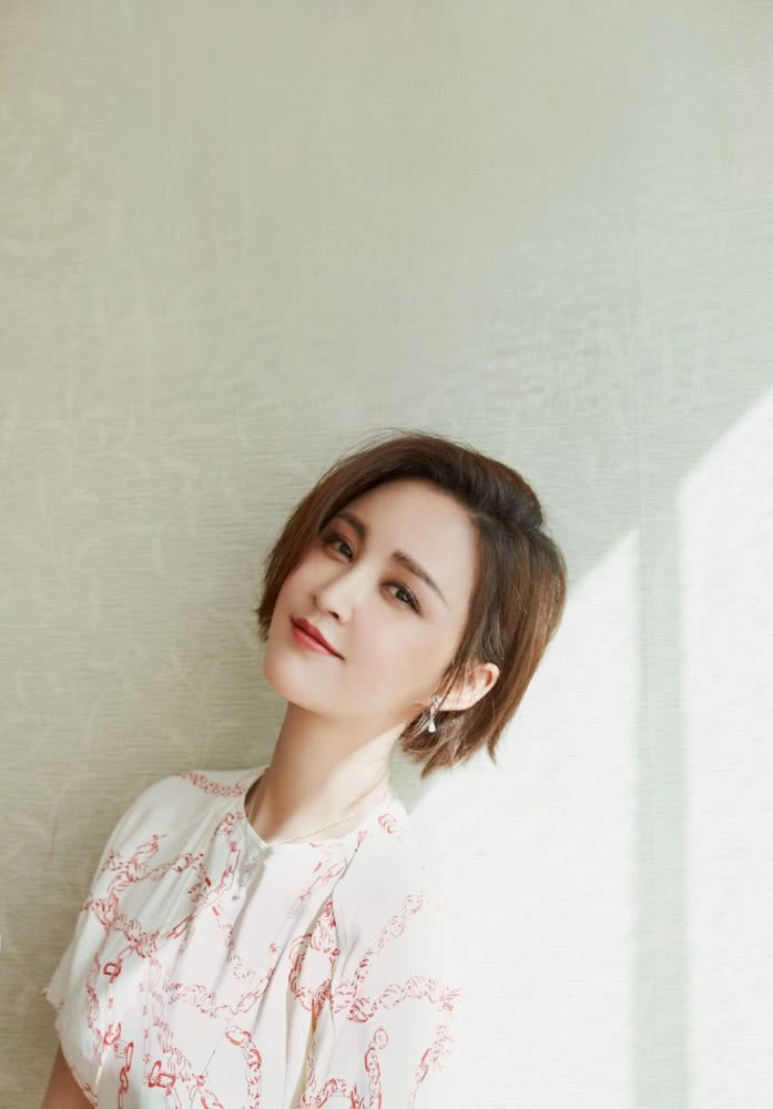 剪短发女生一般穿什么颜色 91fc64fd51214d0cb9e30d98c2f6f6ad.jpeg