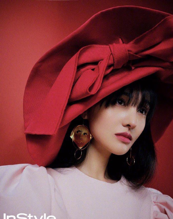 郑爽新年红大片公开,风格多变展示时尚魅力,眼