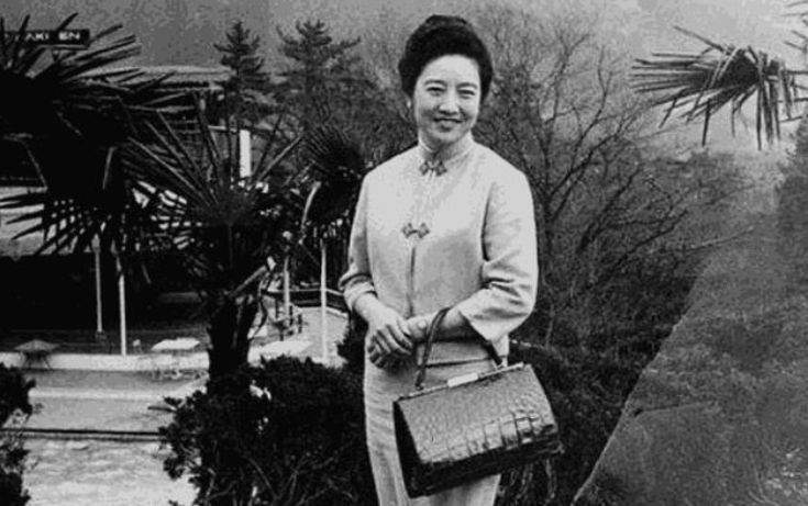 她23岁嫁首富豪门,千金散尽,靠卖油条再赚千亿