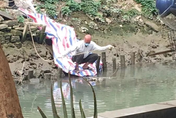 附近街坊说,这是一名身穿黑色衣服的中年男子,在水中已经被泡到全脸都