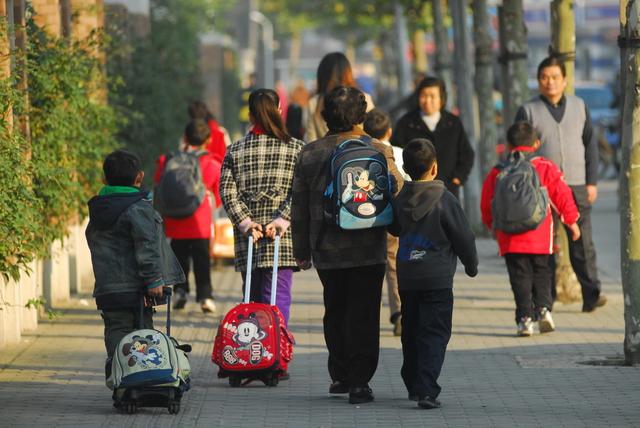 不过说的也不是没有道理,日本的小学生都是自己上下学,非常自立