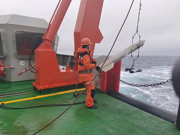 南极行·队员日志｜雪龙号撒下今次科考首网，捞了些浮游生物