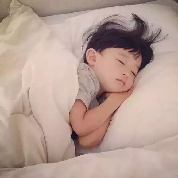 「好妈妈课堂育儿宝典.」孩子晚睡，长不了高个还是次要，最重要的竟然是...