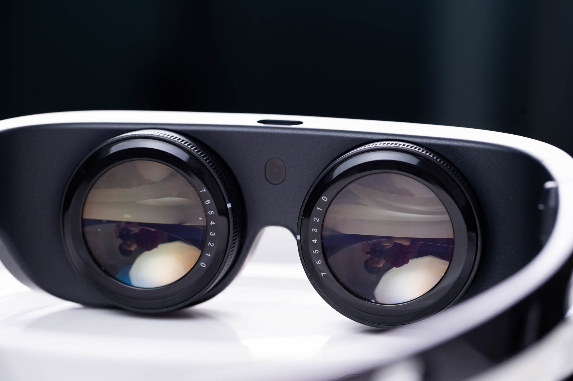 华为首款轻薄VR眼镜体验：可连接手机和电脑，近视可调节