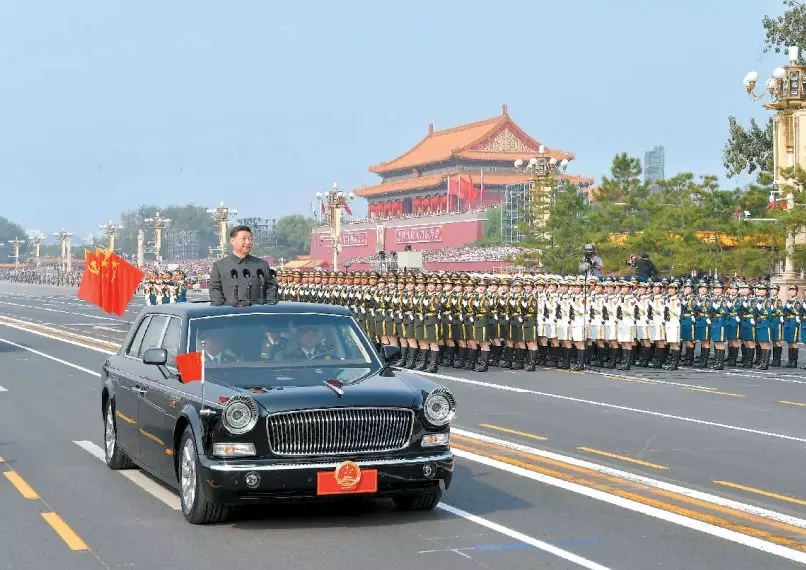 出席庆祝中华人民共和国成立70周年大会并检阅受阅部队