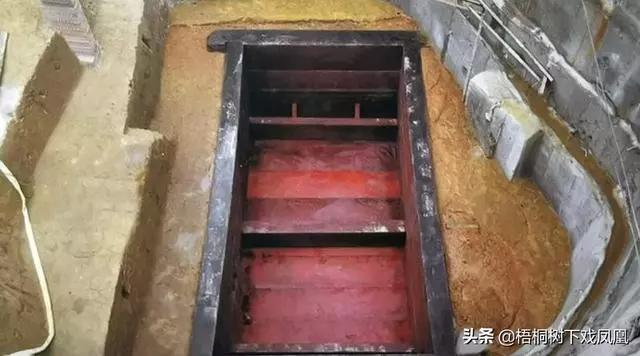 甬道|山西挖土挖到一座贵族墓，考古中发现异常，甬道内埋了两具骸骨