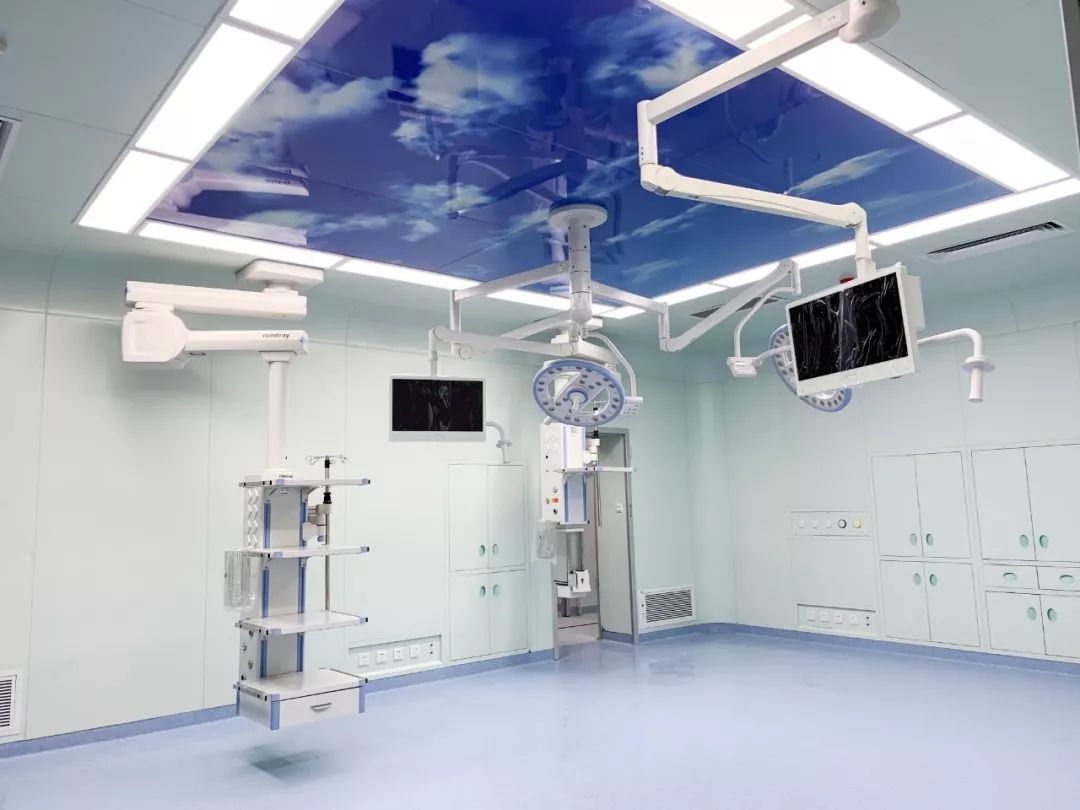 新院手术室。新总院 共设置35间手术室,其中1间百级复合手术室,配备ct、d