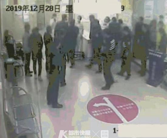 台州一男子醉酒后医院里打砸警方:医院闹事一律严惩