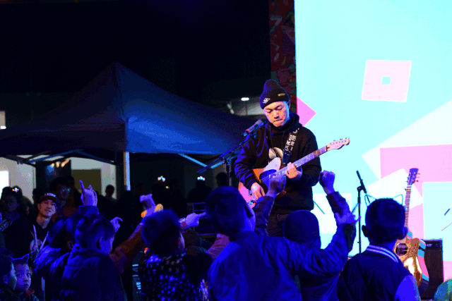 激情四射的吉他表演  精彩的晚会表演编织成这个夜晚最美丽的音符