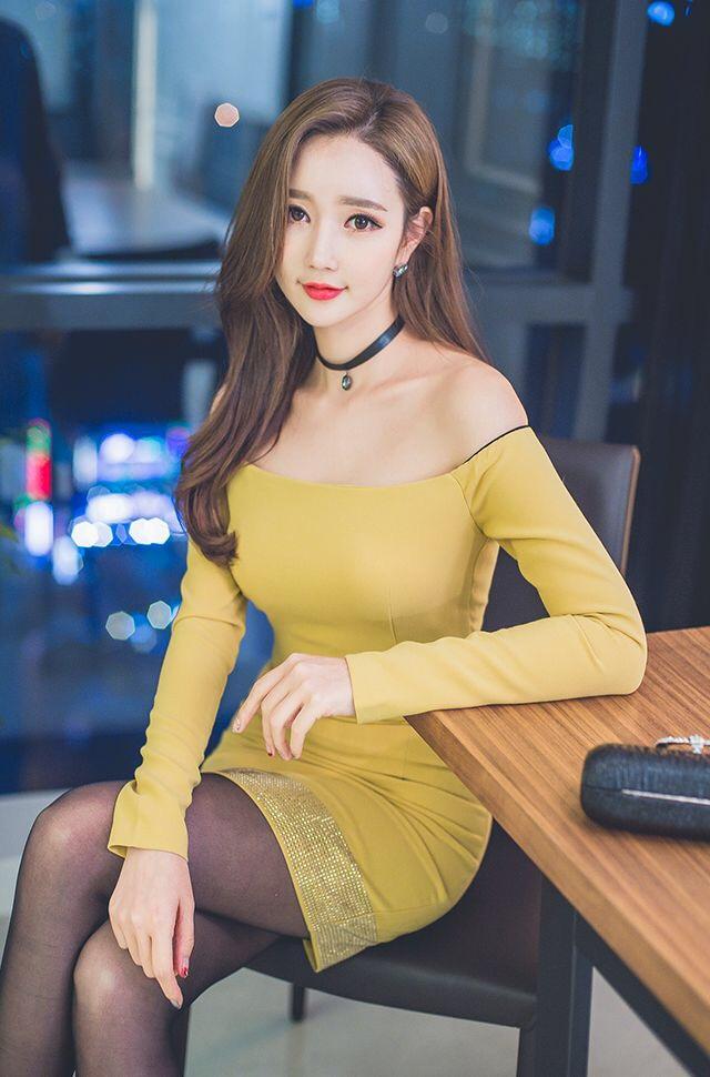 韩系美女模特写真照：黑丝配上露肩连衣裙插图(4)