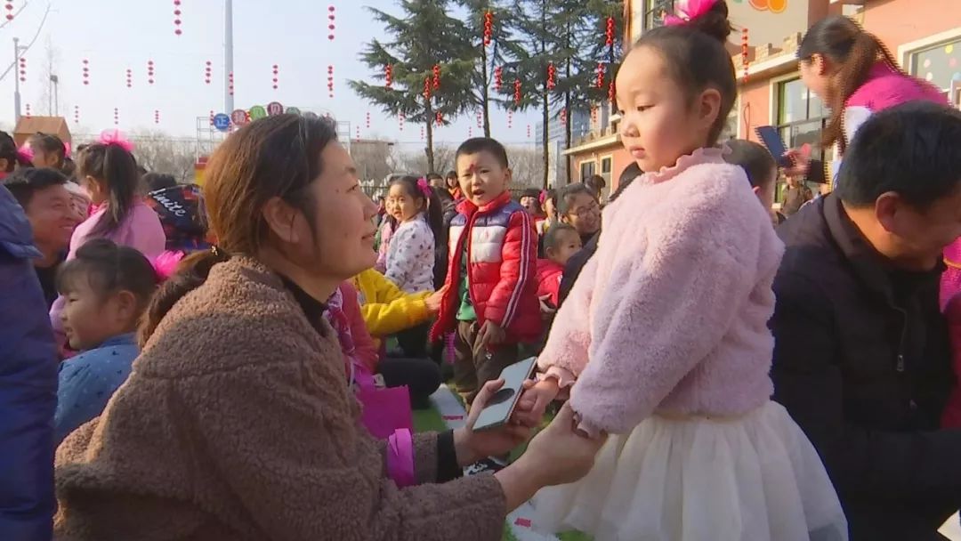 新泰这些萌娃在幼儿园里赶大集