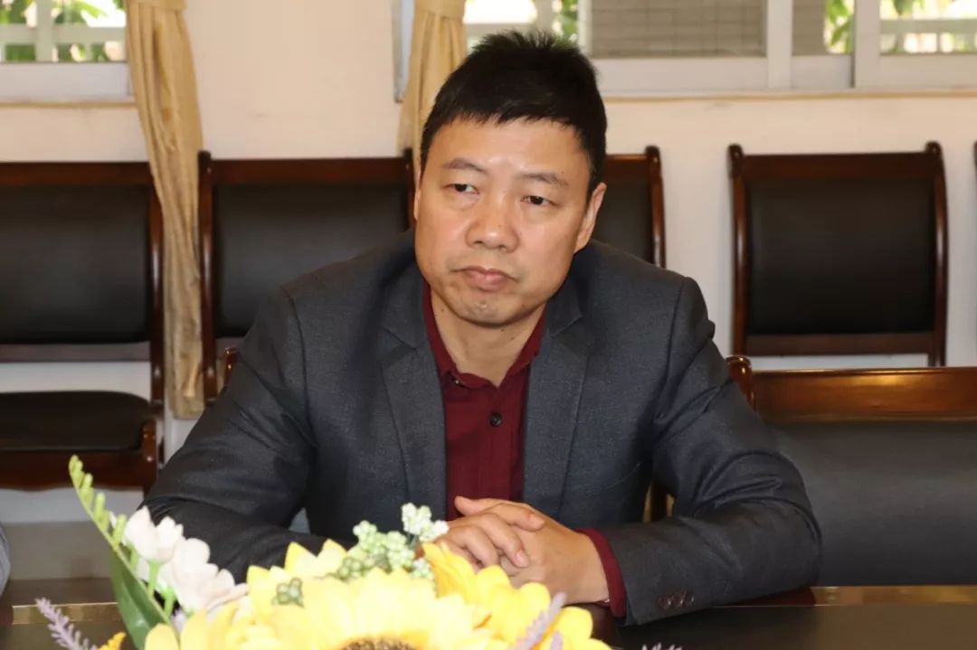 巫国亮校长和徐珑钊副主任介绍了文田中学结合均安镇创建功夫小镇开展