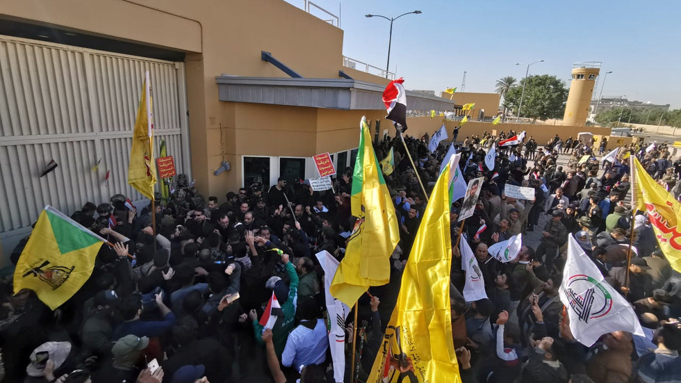 伊拉克示威者“攻破”美使馆特朗普：伊朗干的_美联社