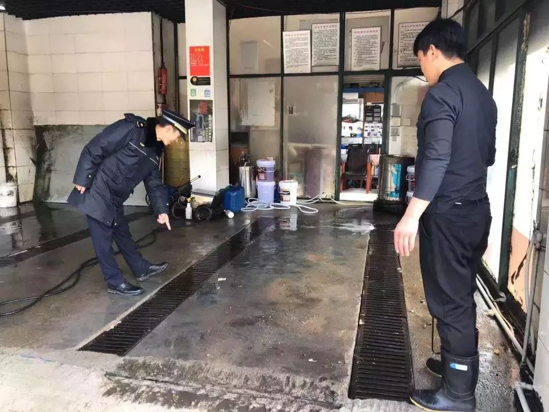 【每周执法】污水横流路难行,执法整治还洁净_洗车