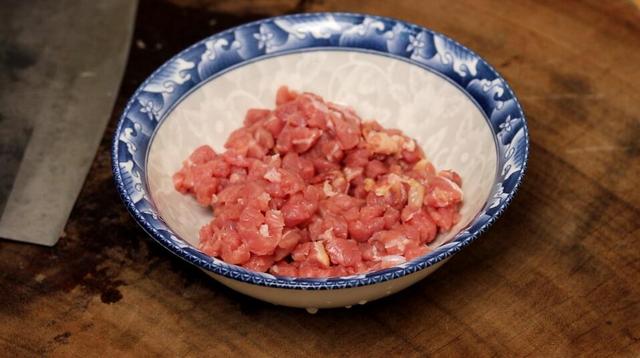 如何把牛肉切成丁 fefc56c4ca6042158f66e1806ae5e8b4.jpeg