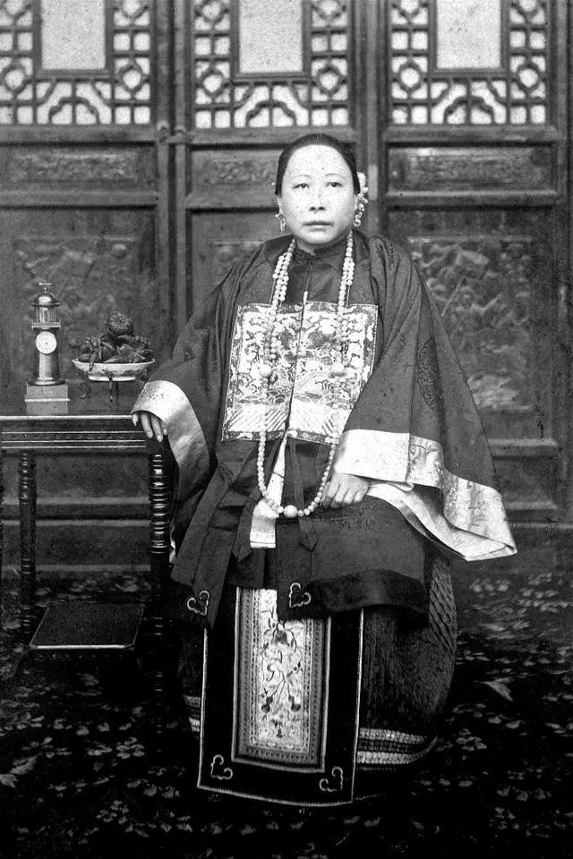 清朝|100多年前的清朝女子，最后一张让人一见倾心