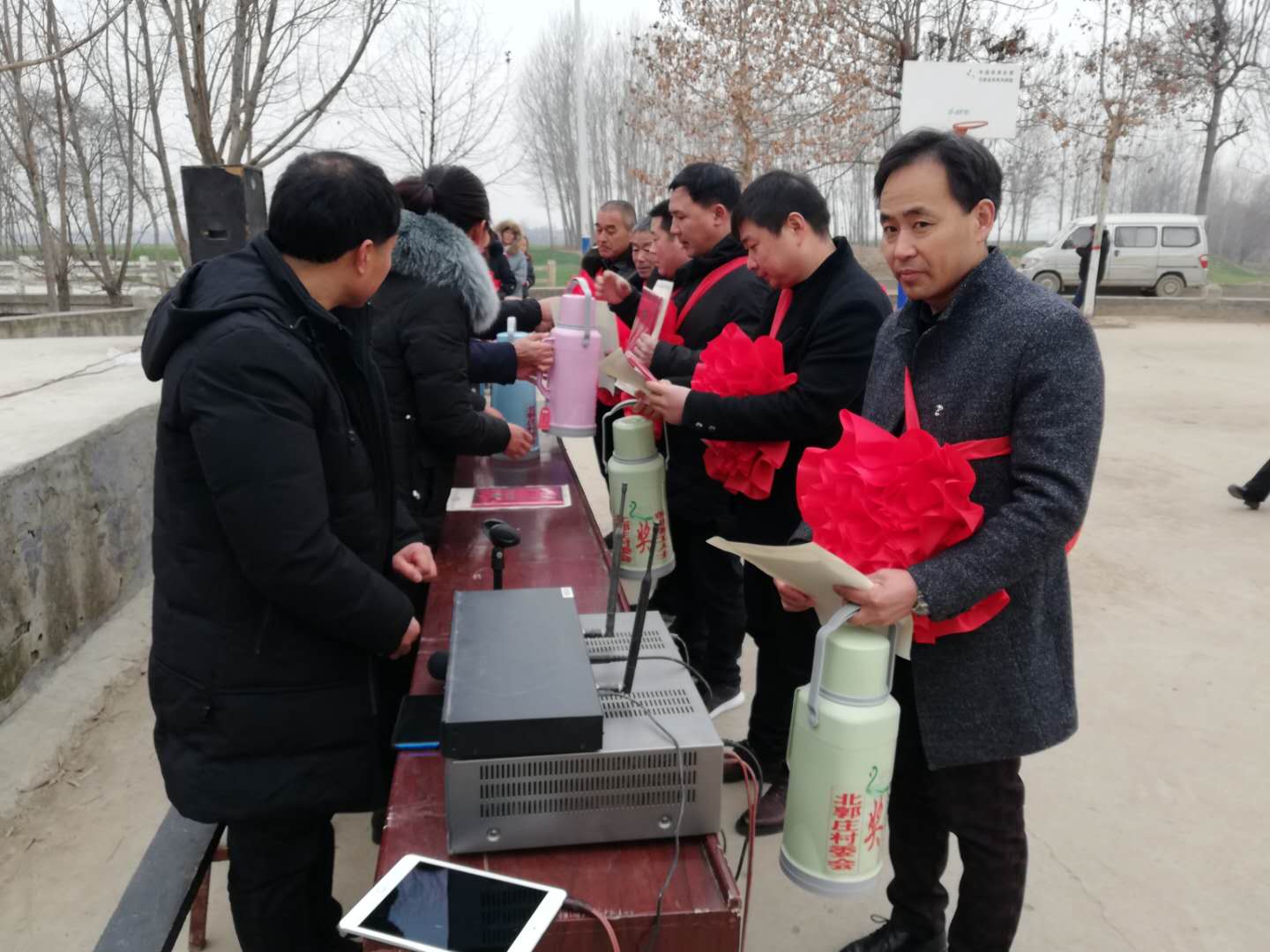 1月1日,在睢县长岗镇北郭村文化广场上,歌声阵阵,欢声笑语,凛冽的寒风