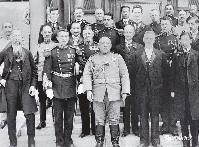 大臣|皇帝吃咸菜喝粥，大臣夸赞其节俭，知道真相后喝粥变成奢侈