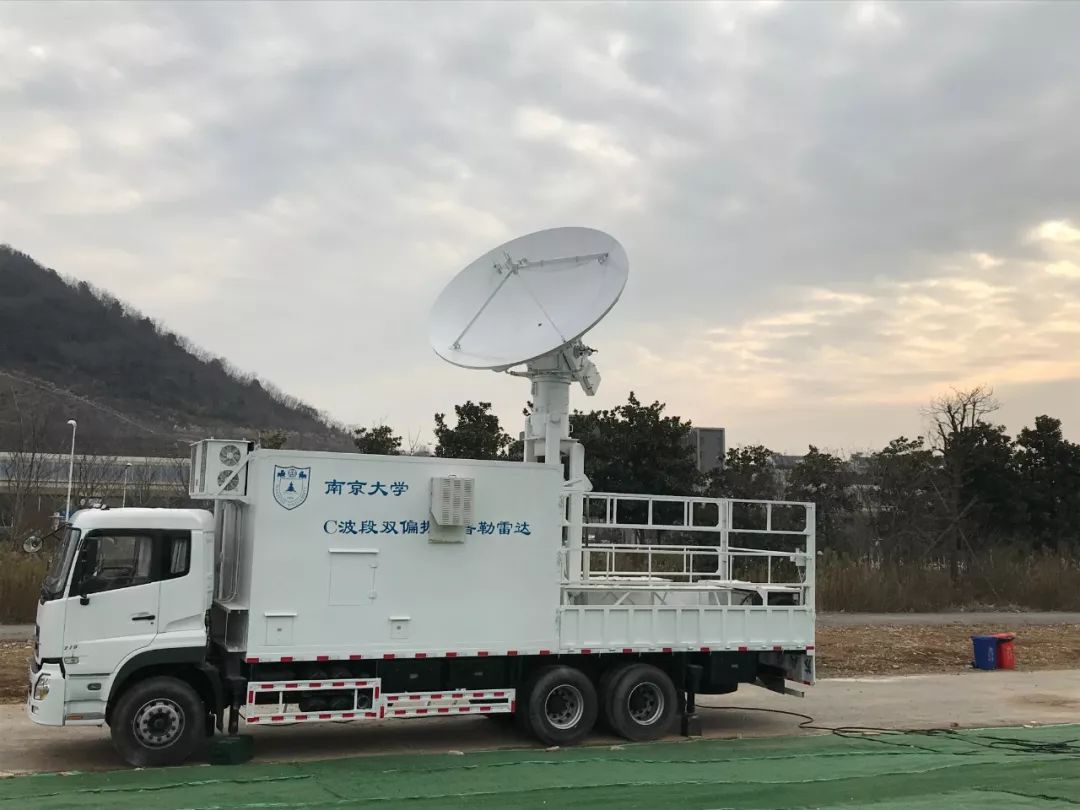 萌萌哒!新年第一天,南京上空飘来一只大白鲸